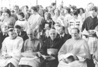 Mit einem Gottesdienst an der ehrwüdigen Kathedrale wurde in Dresden das Katholikentreffen am 10.07.1987 offiziell eröffnet. V.r.n.l.: Joachim Kardinal Meisner, Kardinal Ratzinger aus Rom, Bischof Gerhard Schaffran, Bischof Karl Lehmann
