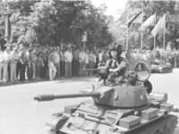 2.6.1979 - Junge Pioniere in Miniaturpanzer bei Parade
