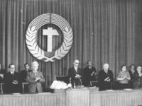 Am 8.11.1950 fand im Haus der Volkskammer in Berlin die 1. Vollsitzung der Volkskammer statt. Nach der Wahl des neuen Präsidenten der Volkskammer. 1. Reihe v.l. Vincenz Müller(NDPD), Hermann Matern(SED), Johannes Dieckmann und Minister Goldenbaum.