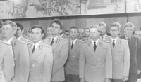 Absolventen der Militärakademie der NVA sowie sowjetischer Militärakademien werden am 19. Oktober 1981 im Amtssitz des Staatsrates der DDR von Erich Honecker empfangen