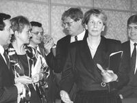 Volkskammer-Tagung. Mit einer Sitzung der Volkskammer wurden am späten Dienstagnachmittag die letzten Stunden der DDR eingeläutet. Dr. Sabine Bergmann-Pohl, Präsidentin des Parlamentes, stellte fest, daß die Volkskammer nun ihren Auftrag erfüllt habe.