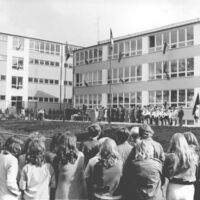 Fahnenappelle gab es zum Schuljahresbeginn Anfang September und zu besonderen Anlässen, wie hier bei der Einweihung der 39. POS in Erfurt, einem 1972 erbauten Typenschulbau - 1. September 1972
