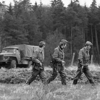 Grenztruppen der DDR auf Patrouille an der deutsch-deutschen-Grenze.