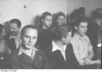 Am 15. Juni 1949, 9 Uhr, begann die öffentliche Verhandlung gegen neun Jugendliche, die in der Nacht zum 15. Mai in Bohnsdorf bei Grünau durch Verbreitung verleumderischer Propaganda die Wahlen zum III. Deutschen Volkskongreß zu stören versuchten.