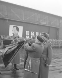 15. Dezember 1967 - Erich Mielke (2. v. r.) heftet das Namensband an die Truppenfahne des Wachregiments