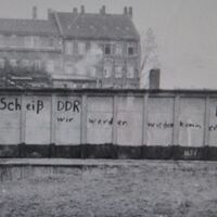 Scheiß DDR wir werden wiederkommen - Von der Stasi dokumentiertes Hakenkreuz-Graffiti im Leipziger Raum.
