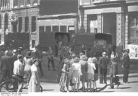 Ausladen der Kisten, unter englischer Bewachung vor der Hamburger Landeszentralbank am 14. Juni 1948