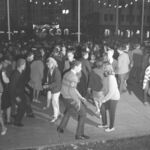 17.5.1964 Sonderdienst Deutschlandtreffen Tanz am Pfingstsonnabendabend. Eifrig wurde auf den Tanzflächen von der Karl-Marx-Allee bis Unter den Linden getwistet.