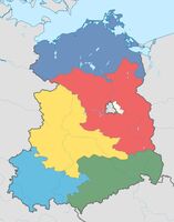 Länder in der SBZ: Mecklenburg (Dunkelblau), Brandenburg (Rot), Sachsen-Anhalt (Gelb), Sachsen (Grün), Thüringen (Hellblau)