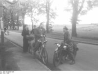 VP-Streifen in der Umgebung Berlins führen Kontrollen nach Hamsterwaren durch - 1946