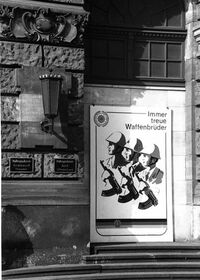 Propaganda-Plakat im Oktober 1985 in Dresden - 'Immer treue Waffenbrüder' am Dresdner Volkspolizei-Kreisamt (Polizeipräsidium)