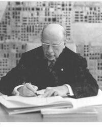 Walter Ulbricht beim Unterzeichnen der neuen Verfassung im Rahmen eines feierlicher Staatsaktes am 8. April 1968