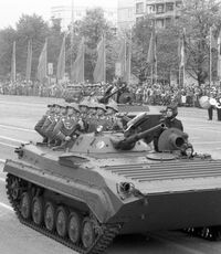 7.10.88 Anläßlich des 39. Jahrestags der Gründung der DDR fand eine Ehrenparade der NVA statt. Die Strecke zwischen Strausberger- und Alexanderplatz war erfüllt vom Motorengeräusch moderner Schützenpanzer BMP-1.