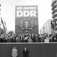 Mitglieder der Partei- und Staatsführung der DDR sowie Repräsentanten aus dem Ausland auf einer Ehrentribüne bei der Parade in der Berliner Karl-Marx-Allee am 7. Oktober 1989, dem 40. Jahrestag der DDR