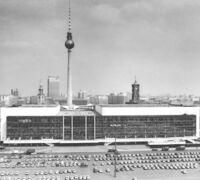 24.4.86 - Der Palast der Republik an der Spreeseite des Marx-Engels-Platzes gehört zu den imposanten Wahrzeichen des Berliner Stadtzentrums. Das 180 Meter lange und 85 Meter breite Gebäude wurde am 25. April 1976 nach 32monatiger Bauzeit übergeben.