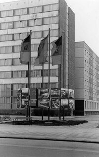 Rat des Bezirkes mit Fahnen, Neubrandenburg DDR im Januar 1990