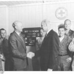Übergabe der internierten Soldaten am 19. Juli 1958 in Anwesenheit von Werner Ludwig, Präsident des DRK der DDR, und Robert Wilson, Direktor des Amerikanischen Roten Kreuzes für Europa