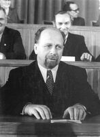 Am 15.11.1950 trat die Volkskammer zu ihrer 2. Plenarsitzung zusammen. Auf der Tagesordnung stand die Erklärung des Ministerpräsidenten über die Bildung und das Programm der Regierung der DDR - Stellvertretender Ministerpräsident Walter Ulbricht