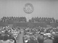 Die 11. Tagung der Volkskammer der DDR begann am 13.11.89 im Plenarsaal des Palastes der Republik. Der zweitälteste Abgeordnete, Hans Jendretzky, leitete im Auftrag aller Fraktionendie Tagung bis zur Wahl des Parlamentspräsidenten.