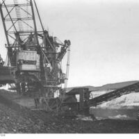 Grube Greifenhain, Braunkohletagebau Illus Grube Greifenhain- Niederlausitz, Mai 1948 Rohkohlegewinnung durch einen Schaufelradbagger und Verladung mittels eines Förderbandes