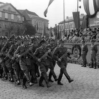 Am 7.10.1955, dem 6. Jahrestag der DDR demonstrierte die Bevölkerung von Neustrelitz zu einer Kundgebung auf dem Marktplatz in Neustrelitz. Vorbeimarsch der Deutschen Volkspolizei.