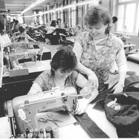 17.3.1989 - Bereits an der Frühjahrskollektion 1990 arbeiten Martina Pohle (l.) und Meisterin Angela Böhnisch aus der Jugendbrigade '1. Mai' der Bekleidungswerke 'herdas' Greiz mit. Die beiden Näherinnen sind Mitglieder des Jugendmodeklubs des Betriebes.