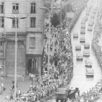 7.8.73 Berlin: Trauer um Walter Ulbricht. Ein dichtes Spalier säumte die Straßen hier die Karl-Marx-Allee, durch die sich der Trauerzug bewegte.