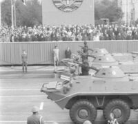 7. Oktober 1989 - Berlin - 40. Jahrestag DDR, Ehrenparade von Schützenpanzerwagen 70 des Truppenteils 'Hans Beimler' vor Ehrentribüne mit Ehrengästen