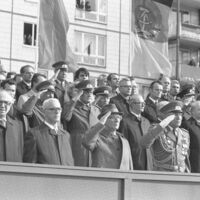 Ehrentribüne zur Abnahme der Truppenparade der NVA zum 32. Jahrestag der DDR, 7. Oktober 1981. Von links: Horst Sindermann, Willi Stoph, Erich Honecker, Heinz Hoffmann, Erich Mielke