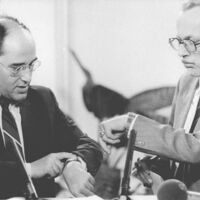 Nach der Kommunalwahl am 6. Mai 1990 warten Gregor Gysi (links) und Lothar de Maizière auf den Beginn des Wahlstudios im Palast der Republik