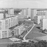Mit Berlin-Marzahn (Foto) , mit Hohenschönhausen und Hellersdorf sind in einer historisch kurzen Zeit von zehn Jahren drei neue Stadtbezirke mit rund 91.400 Wohnungen einschließlich Gesellschaftseinrichtungen entstanden. 1987