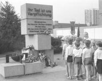 13. August 1986 - Gedenkstätte für die an der Staatsgrenze zu Berlin (West) gefallenen Soldaten der Grenztruppen der DDR. Pioniere der Reinhold-Huhn-Oberschule Berlin-Mitte legten Blumen nieder und verharrten in schweigendem Gedenken.