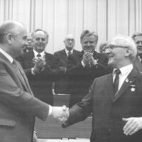 XI. SED-Parteitag Erich Honecker, Generalsekretär des ZK der SED und Vorsitzender des Staatsrates, nimmt nach seiner Schlußansprache den herzlichen Glückwunsch Michail Gorbatschows, des Generalsekretärs des ZK der KPdSU, entgegen. 21. April 1986