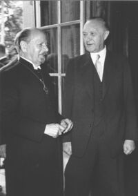 Bundeskanzler Konrad Adenauer und der Ratsvorsitzende der Evangelischen Kirche Deutschlands, Bischof Dibelius unterzeichneten am 20.02.1957 in Bonn einen Vertrag über die Militärseelsorge in der Bundeswehr.