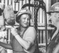 Am Hochleistungsofen - Der VEB Chemiewerk Coswig hatte 3000 Beschäftigte. DDR-Frauen mussten dort genau so wie ihre männlichen Kollegen schwere Hochleistungsöfen bedienen und für die Qualität der Arbeit einstehen.