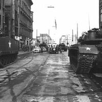 Der Streit um die Berlin-Frage kurz vor einer Eskalation: Sowjetische und amerikanische Panzer stehen sich kurz nach dem Mauerbau am 27. Oktober 1961 am Checkpoint Charlie drohend gegenüber.
