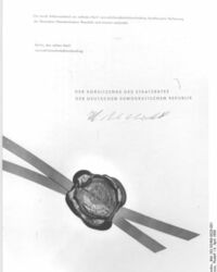 Unterschrift und Siegel des Vorsitzenden des Staatsrates der DDR, Walter Ulbricht, unter dem historischen Dokument der neuen Verfassung