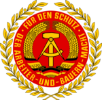 Das Wappen der Nationalen Volksarmee (NVA) der Deutschen Demokratischen Republik (DDR).