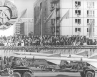 Truppenparade zum 30. Jahrestag der Gründung der DDR mit einer Formation Flugabwehrraketen vom Typ S-75 (SA-2 Guideline) am 7. Oktober 1979