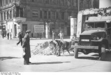 Entfernung einer Straßensperre an der Friedrichstraße und Zimmerstraße nach der Blockade 11. Mai 1949