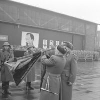 15. Dezember 1967 - Erich Mielke (2. v. r.) heftet das Namensband an die Truppenfahne des Wachregiments