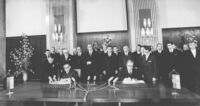 In Berlin wurde am 11.12.1971 das Transitabkommen durch den Staatssekretär der DDR Dr. Michael Kohl (r.), und den Staatssekretär der BRD, Egon Bahr (l.), im Auftrag ihrer Regierungen unterzeichnet.