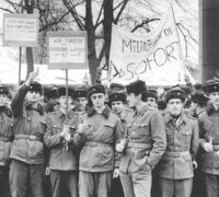 12. Januar 1990 - Soldaten demonstrieren in der Albert-Zimmermann-Kaserne in Cottbus für eine Verkürzung der Wehrdienstzeit und eine Militärreform