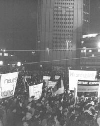 8.1.90 Leipzig: Montagsdemonstration Über 100.000 fanden sich auf dem Karl-Marx-Platz ein. Immer wieder forderten sie ein vereintes Deutschland und den Rückzug der SED-PDS aus allen staatlichen und gesellschaftlichen Funktionen.