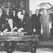 Ministerpräsident Otto Grotewohl bei der Unterzeichnung des Warschauer Vertrages am 14. Mai 1955