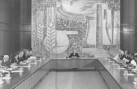 Erste Sitzung des Staatsrates. Der von der Volkskammer der DDR neugewählte Staatsrat trat am 25.6.81 zu seiner ersten Sitzung zusammen. In der Mitte Erich Honecker.