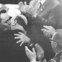 Erhebende Manifestation der Verbundenheit zwischen der SED und der KPdSU - die Umarmung zwischen dem Ersten Sekretär des ZK der SED, Walter Ulbricht, und dem Generalsekretär des ZK der KPdSU, Leonid Breshnew (Links) am 18. April 1967