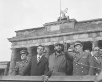 14. Juni 1972 - Werner Lamberz (2.v.l.) mit Fidel Castro (3.v.l.) am Brandenburger Tor