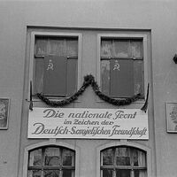 Sichtwerbung an einem Haus für den Monat der Deutsch-Sowjetischen Freundschaft 1951