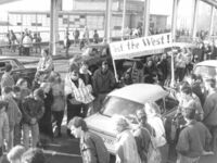 10.11.89-Berlin: Grenze-Schüler aus dem Westberliner Stadtteil Wedding bildeten auf der Böse-Brücke an der Bornholmer Straße Spalier und bereiteten den Besuchern aus der DDR einen ersten Empfang.